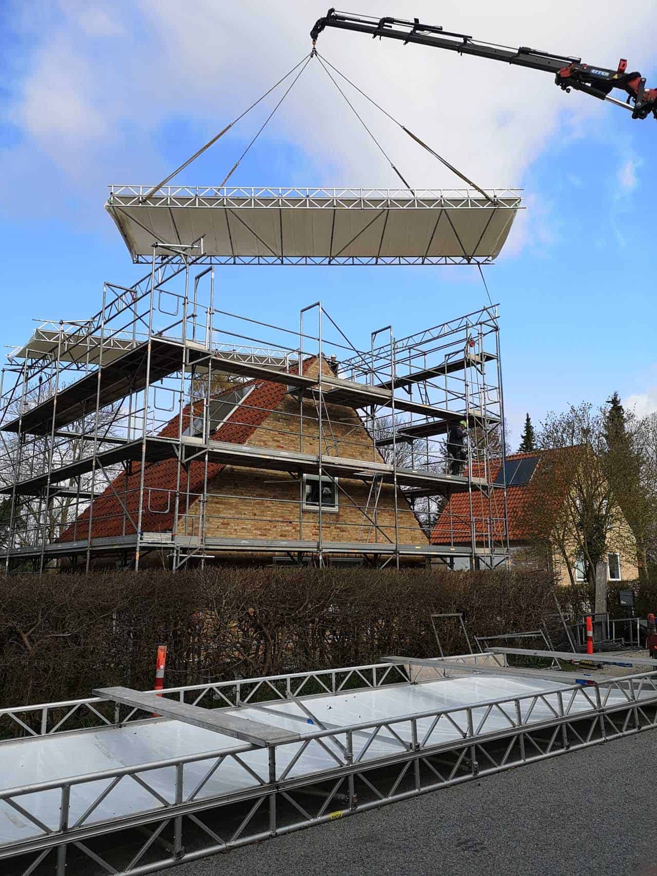 imgi_15_Kopi-af-Unavngivet-scaled Kran løfter stillads